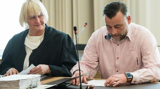 Pegida-Mitbegründer Lutz Bachmann sitzt auf der Anklagebank neben seiner Rechtsanwältin. Foto: Jens Schlueter