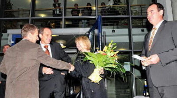 Glückwünsche für Sonnenbühls neuen Bürgermeister  Uwe Morgenstern und seine Frau Susanne.
GEA-FOTO: MEYER