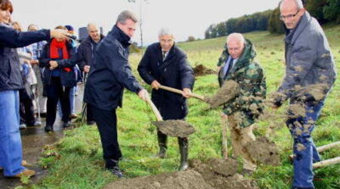 Im Biosphärengebiet greift Ministerpräsident Günther Oettinger nach dem Motto »Bäume in die Landschaft - 100 Jahre - 100 Bäume«