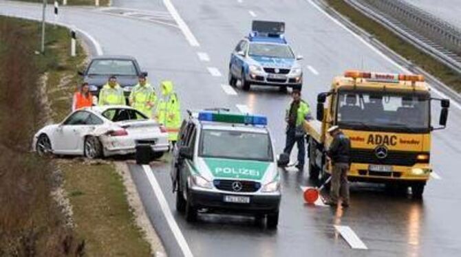 Mit leichten Verletzungen ist der Fahrer des Porsche davongekommen. FOTO: HOLDER