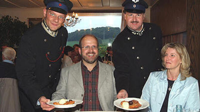 Zuvorkommend auch außerhalb des Gourmet-Zuges: Die Alb-Bahn-Akteure Bernd-Matthias Weckler (links) und Markus Herrmann als freun