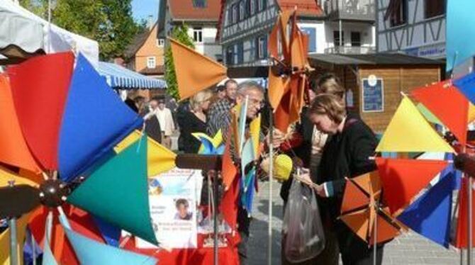 Siegfried Buck (Mitte) wird beim Kunsthandwerkermarkt in Dettingen wieder Windräder anfertigen und einen Workshop dazu anbieten.