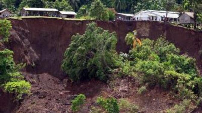 Die Epizentren der Beben lagen auf halbem Weg zwischen den Salomonen-Inseln und Vanuatu, rund 270 Kilometer von den Küsten entfe