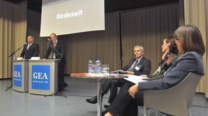 Die Kandidaten am Podium, Norbert Zerr (links) und Uwe Morgenstern, stellten sich den Fragen des GEA-Teams.
FOTO: TRINKHAUS