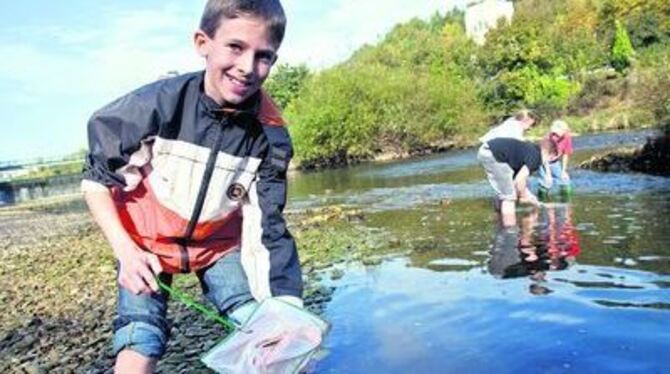 So macht Unterricht Spaß: Daniel vom BZN Reutlingen hat schon wieder einen Fisch gefangen.
FOTO: SCHREIER