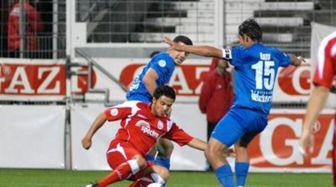 Reutlingens Marco Tucci erwehrt sich gleich zwei Kickers-Spielern. FOTO: THOMYS