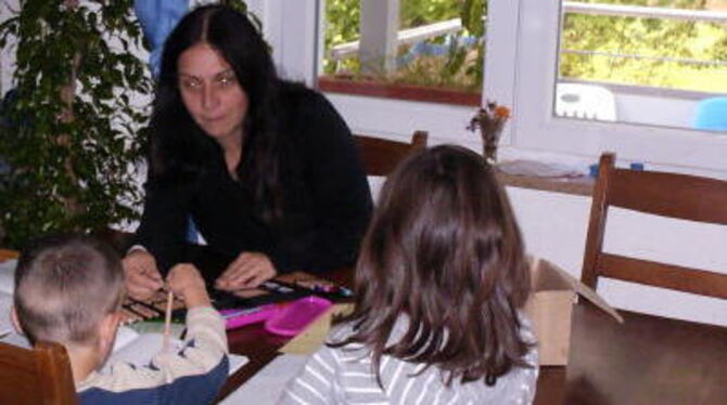 Oft ist es schon eine riesige Hilfe für Familien, wenn sich jemand zwischendurch um die Hausaufgaben der Kinder kümmert, oder An