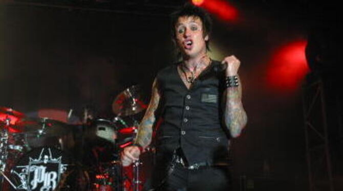 Jacoby Shaddix von Papa Roach rappt, singt und schreit im LKA. FOTO: SCHRADE