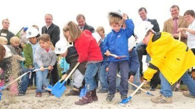 Bisher war es der Spielplatz der Kindertagesstätte des Uniklinikums. Am Montag war Spatenstich für den Erweiterungsbau.
GEA-FOTO