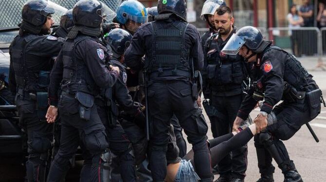 Demonstranten haben sich bei Protesten gegen mögliche Grenzkontrollen Österreichs am Brenner-Pass nach Italien Auseinanderset