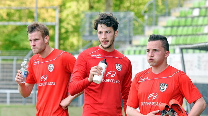 Große Enttäuschung bei den SSV-Spielern (von links) Magnus Haas, Valentin Gjokaj und Marvin Büyüksakarya. GEA-Foto: Pacher