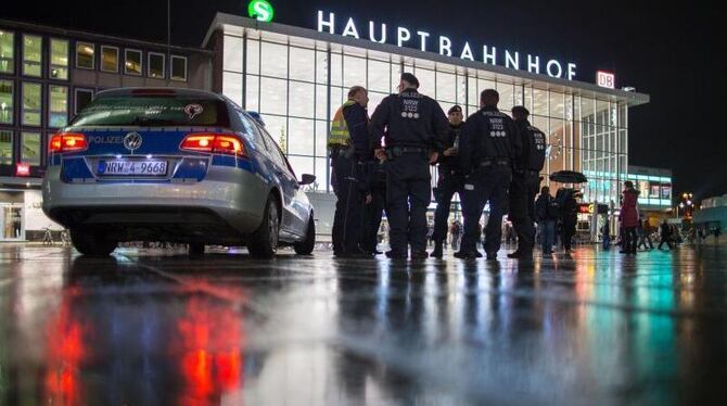 Polizisten vor dem Hauptbahnhof in Köln. Foto: Maja Hitij/Archiv