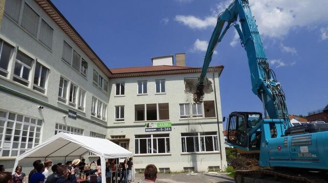 Symbolischer Abrissbeginn auf der Fläche der früheren Strickfabrik Mahler in Metzingen. FOTO: BÖRNER