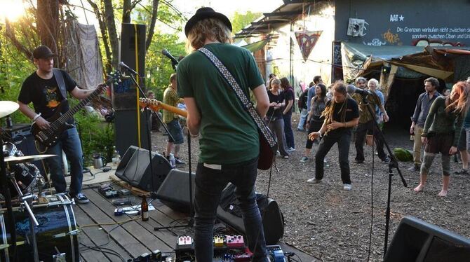 Die Band Nazca Space Fox beim ersten Pleroma-Festival der Zelle.  FOTO: CHATZINIKOLAOU