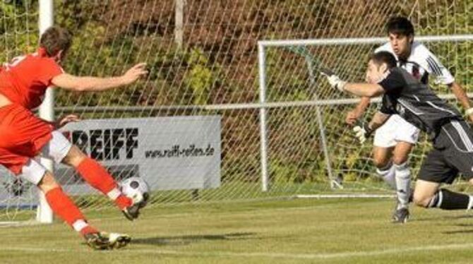 Christian Mück vom TSV Ofterdingen erzielt das 1:0. Torhüter Giuseppe Greco und Faton Jefkaj sind geschlagen.
FOTO: NIETHAMMER