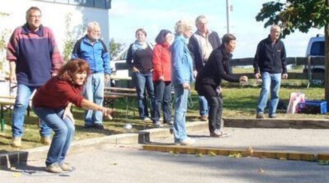 Maß nehmen und werfen, noch ganz ohne Zielwasser: Die Teilnehmer beim Turnier.
FOTO: MCE