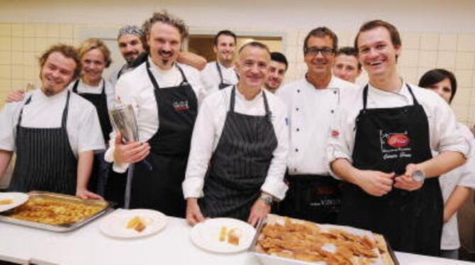 Genuss trifft Kunst: An jedem Tisch eine Künstlerin, in der Küche ein Team berühmter Köpfe samt Helferinnen.  GEA-FOTO: USCHI PA