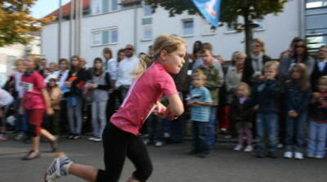 »Wir bringen alle auf Trab«: Beim Rennen ums Rathaus waren so viele Sportler wie selten dabei. FOTO: DÜRR