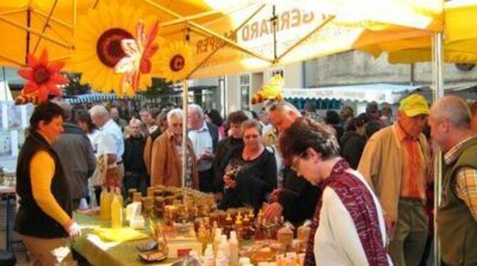 Herrliches Herbstwetter, schöne Stände: Der Biosphärenmarkt in Münsingens Innenstadt war ein beliebtes Ausflugsziel am Wochenend