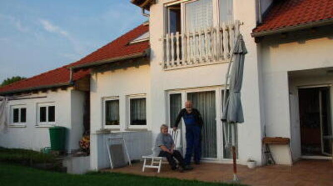 Luise und Dieter Nisch haben ihr Haus in Ofterdingen komplett selbst gebaut. GEA-FOTO: STÖHR