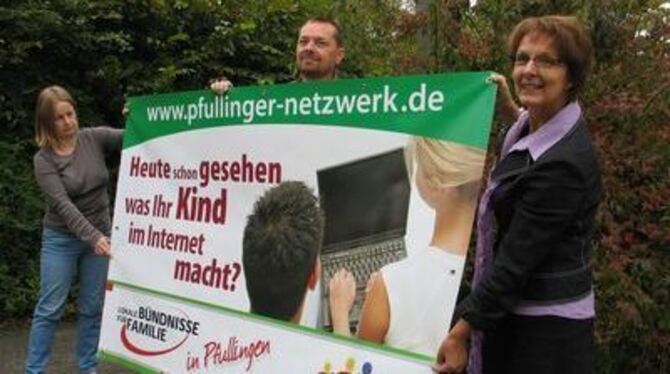 Mit drei dieser Banner, die an wechselnden Orten platziert werden sollen, will das Pfullinger Netzwerk Eltern auf die im Interne