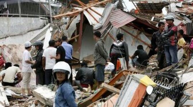 Schockzustand auf Sumatra nach dem Erdbeben: Die Überlebenden stehen fassungslos vor den Trümmern. Tausende Menschen sind noch v