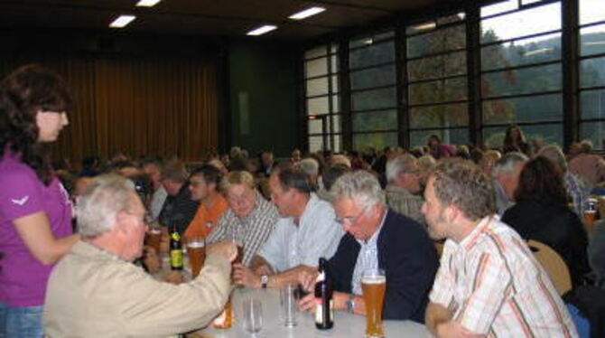 Bei der Bürgermeister-Kandidatenvorstellung der Gemeinde waren die Hallen wie hier in Erpfingen gut gefüllt. GEA-FOTO: PS