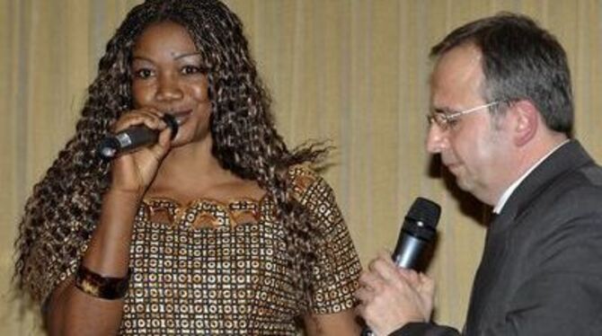 Susan Myang, hier mit Moderator Cüneyt Özadali, findet: Die Kameruner und die Schwaben sind sich gar nicht mal so unähnlich.
FOT