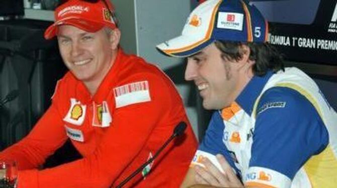 Kimi Raikkönen und sein Nachfolger bei den »Ferraristi« - Fernando Alonso - lachen auf einer FIA-Pressekonferenz.
ARCHIVFOTO: DP