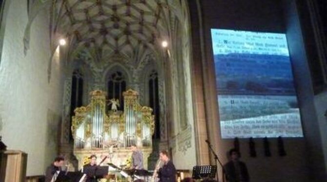 In der Peter- und Paulskirche griffen Live-Musik, elektronische Klänge, Bildeinblendungen und Rezitation ineinander.
FOTO: HAAS