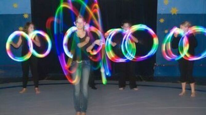 Manege frei für den Circus Pliezetti: Schülerinnen der Realschule Pliezhausen beim Schulzirkus mit Glow-Poi (Leuchtkugeln).
FOTO