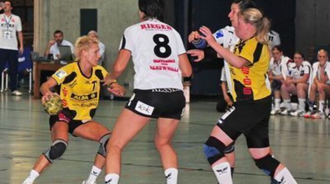 Viel Arbeit erwartet die Metzinger Handballerinnen Edina Rott (am Ball) und Kathleen Wiese gegen Bensheim-Auerbach.
GEA-FOTO: ME