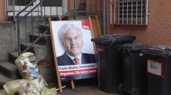 Böse Vorahnungen? Schon vor dem Wahltag stand der Kandidat hinter der SPD-Geschäftsstelle im Abseits. GEA-FOTO: SPENGLER