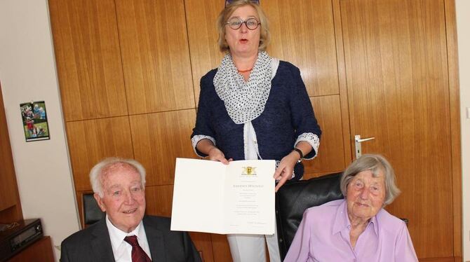 Bürgermeisterin Ulrike Hotz mit Gisela und Hermann Sterr. FOTO: JÜSP