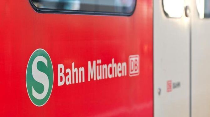 Der 27-Jährige soll am Grafinger S-Bahnhof und in einer S-Bahn unvermittelt auf mehrere Männer eingestochen haben. Foto: Sven