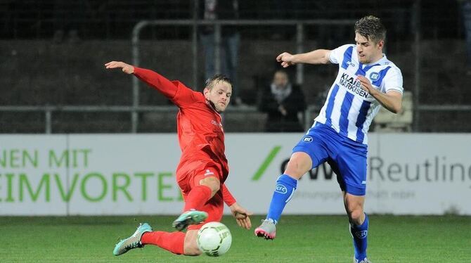 Einsatz ist gefragt: SSV-Abwehrspieler Magnus Haas (links) duelliert sich im Hinspiel mit dem Karlsruher Michael Reith.  FOTO: B