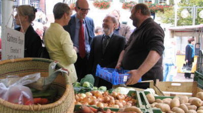 Da greift Friedlinde Gurr-Hirsch gerne zu: Marktsprecher Karl-Heinz Bayer (rechts) reicht Minitomaten, neben ihm Rudolf Heß und