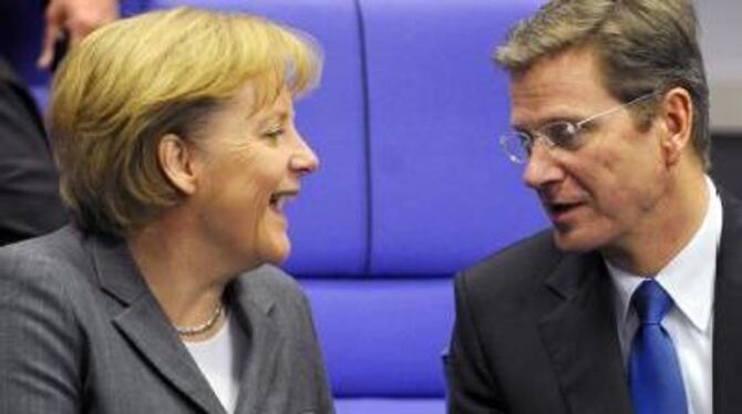 Bundeskanzlerin Angela Merkel (CDU) und der FDP-Vorsitzende Guido Westerwelle im Bundestag.
FOTO: DPA