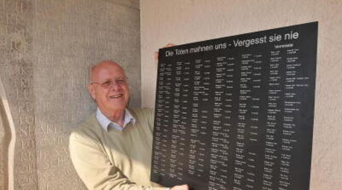 Heinz Ziegler mit der Gedenktafel für Gefallene und Vermisste des Zweiten Weltkriegs. FOTO: TRINKHAUS