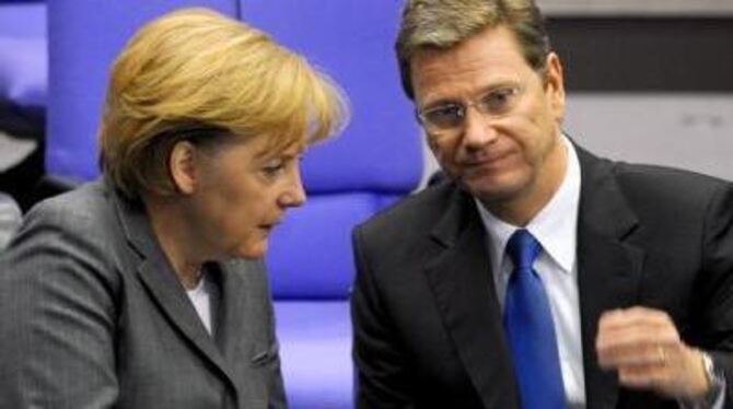 Kanzlerin Merkel (CDU) zusammen mit FDP-Chef Westerwelle. Der Vorsprung von Schwarz-Gelb schrumpft. FOTO: DPA