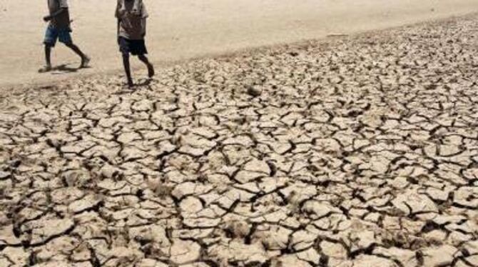 Zu wenig Wasser wie auf unserem Bild in Kenia oder untergehende Insel in der Karibik - Der Klimawandel ist eine konkrete Bedrohu