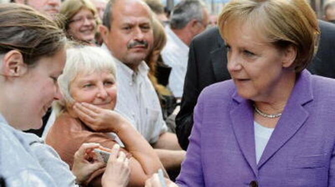 Die Rede ist nicht ihre Stärke, mit den Menschen reden hingegen schon: Bundeskanzlerin Merkel auf Wahlkampftour. FOTO: AP