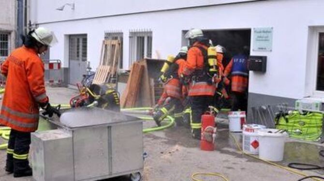 Die Freiwilligen Feuerwehren aus Kirchentellinsfurt und Kusterdingen waren zum Brandort ausgerückt und bauten die Absauganlage a