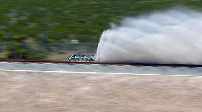 Spektakulär: Eine Art übergroßer Schlitten auf Gleisen wurde binnen einer Sekunde auf eine Geschwindigkeit gut 160 Km/h besch