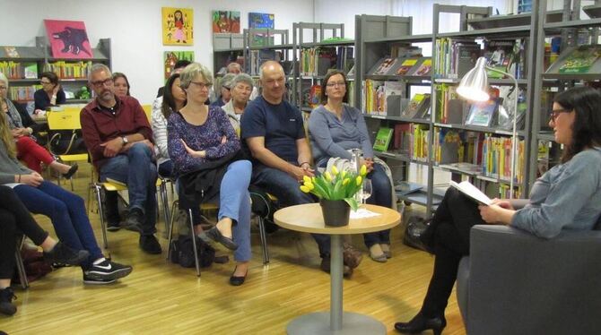 Tanja Bechtel-Metzken wählte bei der Vorstellung ihres neuen Krimis in der Bücherei im Neugreuth geschickt die Stellen so aus, d