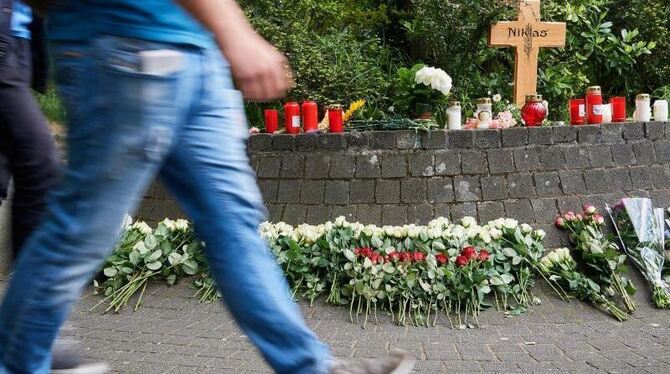 Blumen und Grablichter am Tatort in Bonn, wo der verstorbene 17-Jährige von bisher unbekannten Schlägern attackiert wurde. Fo