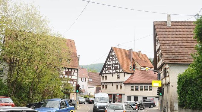 Kurvig und schmal:  Auf der Gönninger Ortsdurchfahrt geht’ s eng zu. Häuser stehen dicht an der Straße. Doch nur auf einem kurze