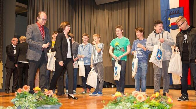 Mit ihnen begann der Ehrungsreigen: Bürgermeister Michael Schrenk zeichnete die jungen Schachspieler der Wilhelm-Hauff-Realschul