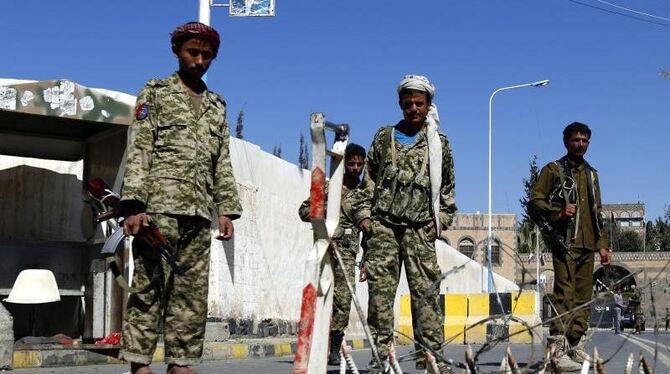 Jemenitische Soldaten an einer Straßensperre in Sanaa. Foto: Yahya Arhab / Archiv