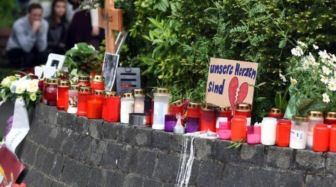 Blumen und Kerzen an dem Ort, an dem der 17-Jährige attackiert wurde. Foto: Caroline Seidel